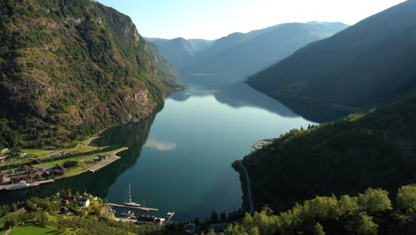 Aurlandsfjord-Stadt-Flam-Im-Morgengrauen.