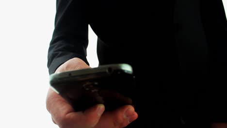 manos de un hombre de negocios usando un teléfono móvil 1