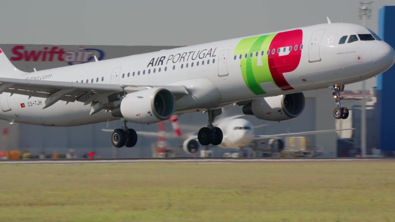 Pesawat Penumpang TAP Air Portugal Mendarat di Bandara