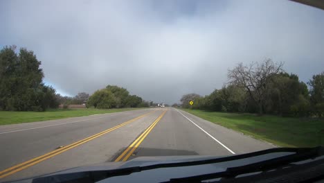 hiperlapso de lapso de tiempo conduciendo a través de parches de niebla en el bosque nacional los padres en california