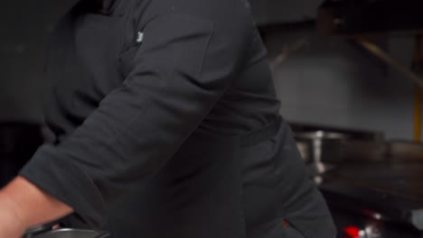 chef preparando hamburguesas bollos masa añadir huevos yemas y mantequilla a la harina en un restaurante gourmet cocina oscura sobre mesa sin vapor