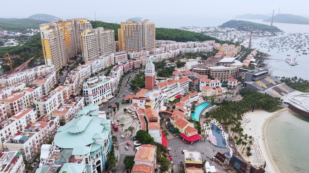 Drönarbild av Sunset Town, en turistattraktion på ön Phu Quoc, Vietnam, med repliker av italiensk arkitektur.