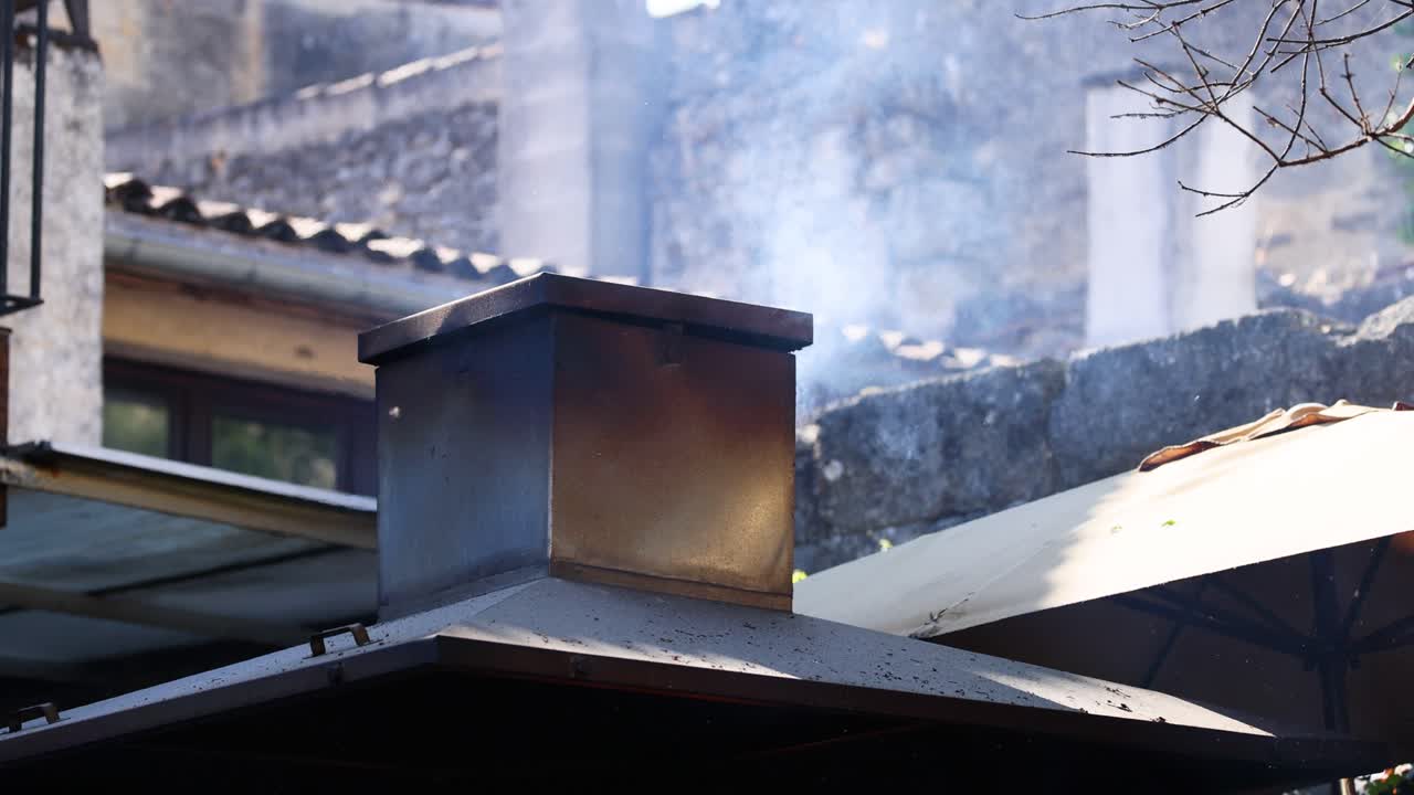 세인트 에밀리온 의 굴 에서 나오는 연기