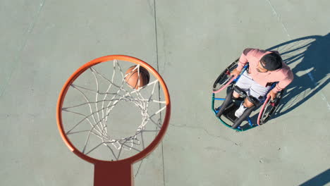 Hombre-Atlético-En-Silla-De-Ruedas-Deportiva-Disfrutando-Del-Juego-De-Streetball