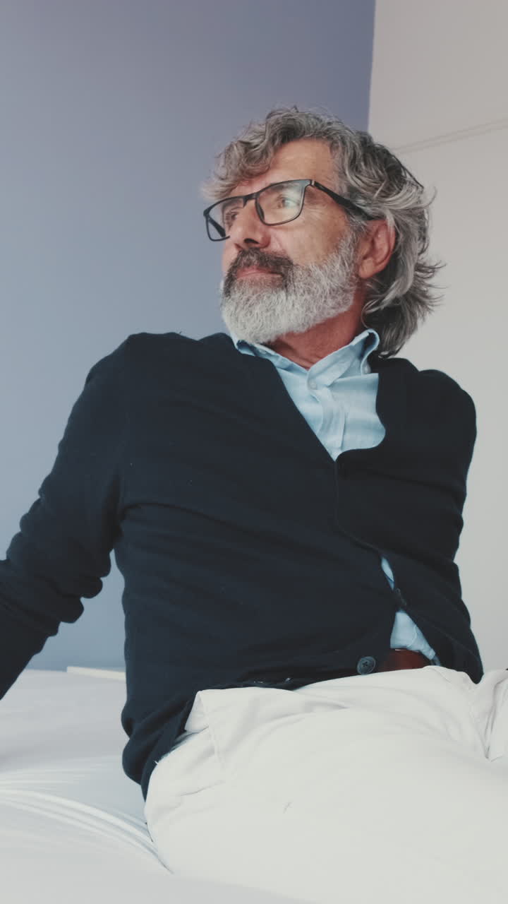 Ritratto di un uomo con capelli grigi e occhiali