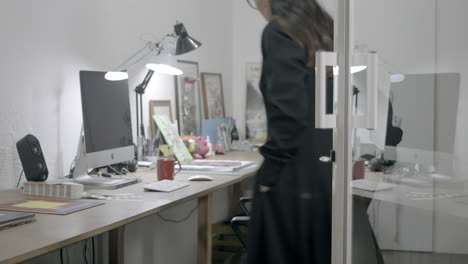 Hermosa-Mujer-Diseñadora-Trabajando-Frente-A-Una-Computadora-Con-Anteojos