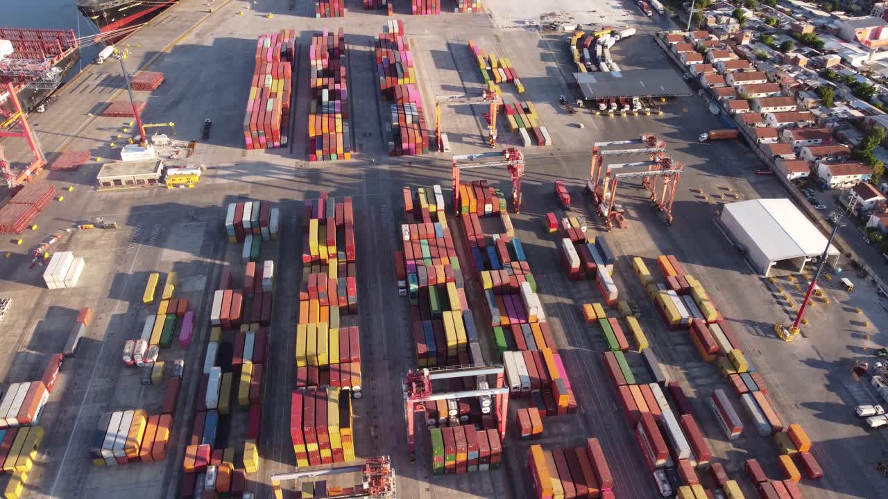 toma aérea de pájaros del puerto industrial de contenedores en buenos aires durante la puesta de sol