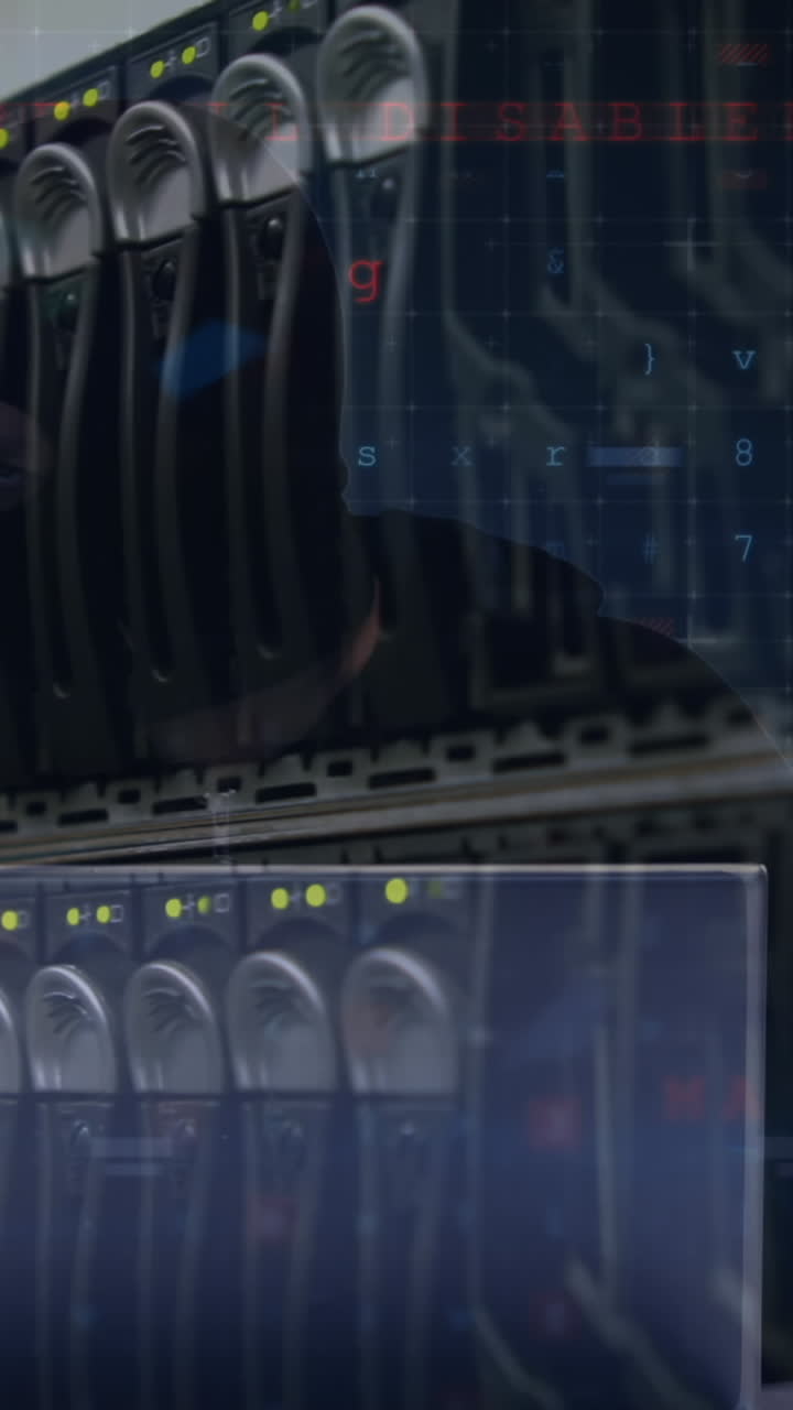 animación de un ciberataque sobre la sala del servidor y un hacker usando una computadora portátil