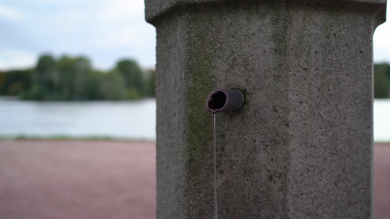 cerca de una fuente en un parque europeo con agua corriente