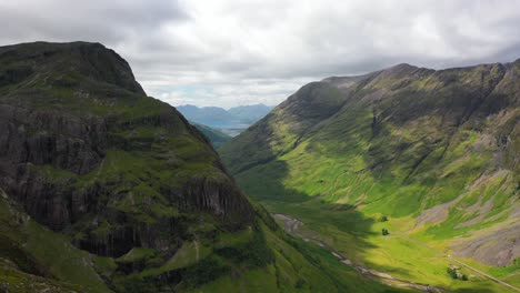 tierras altas escocesas, montañas escocesas en verano toma aérea del valle de glencoe en escocia, reino unido