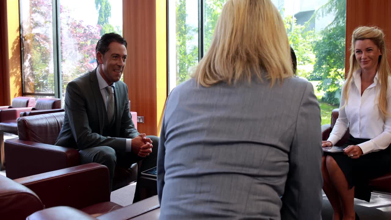 Gens d'affaires parlant à la réunion