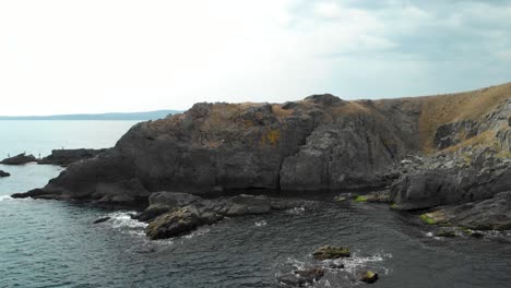 Imágenes-Aéreas,-Drones-Acercándose-A-Las-Rocas-De-La-Costa-Y-Volando-Sobre-El-Mar-Negro,-Bulgaria