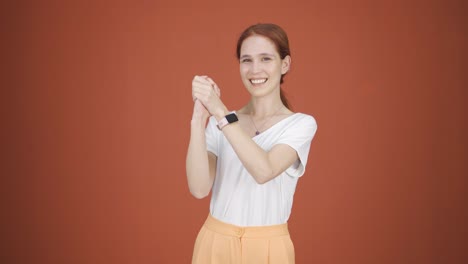 mujer mirando a la cámara haciendo un signo de confianza.