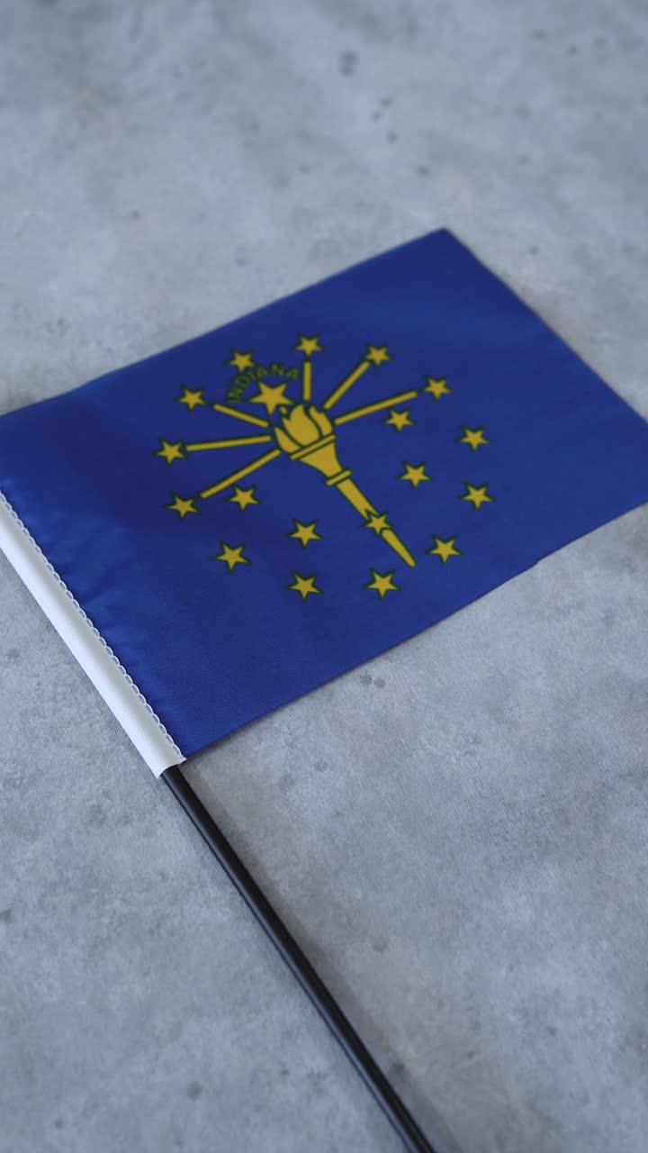 Bandeira do estado de Indiana. Plano vertical. Movimento circular da câmera