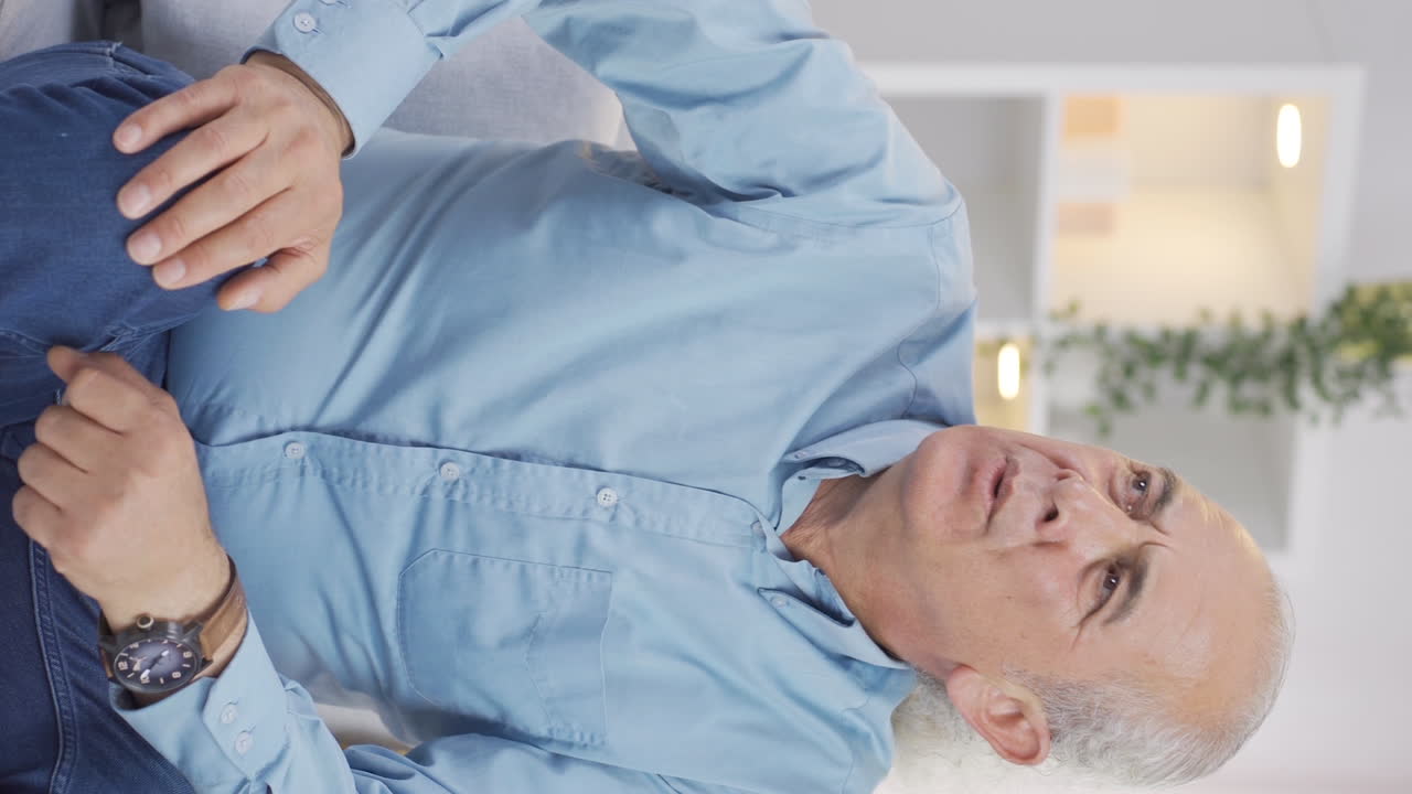 vídeo vertical de un viejo animado y enérgico.