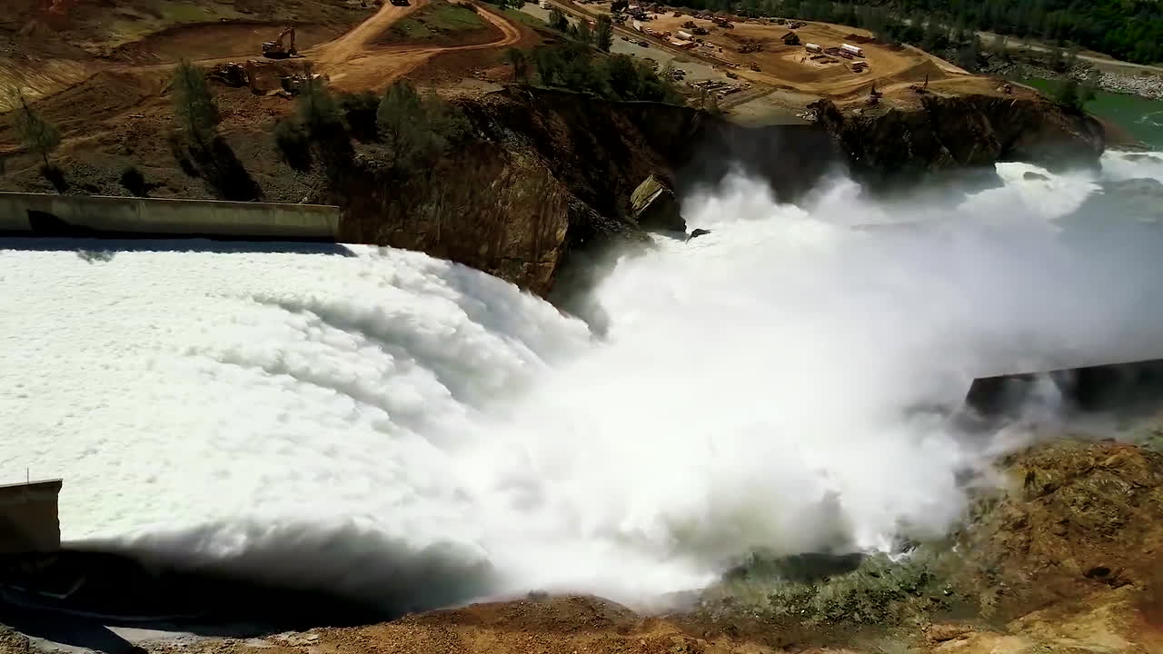 오로빌 댐 캘리포니아 3에서 복원된 새로운 여수로를 통해 흐르는 물의 장엄한 안테나