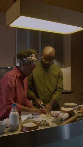 una pareja madura cocinando en la cocina.