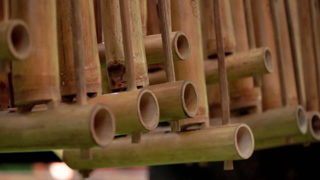 사용 후 흔들리는 줄로 매달린 angklung