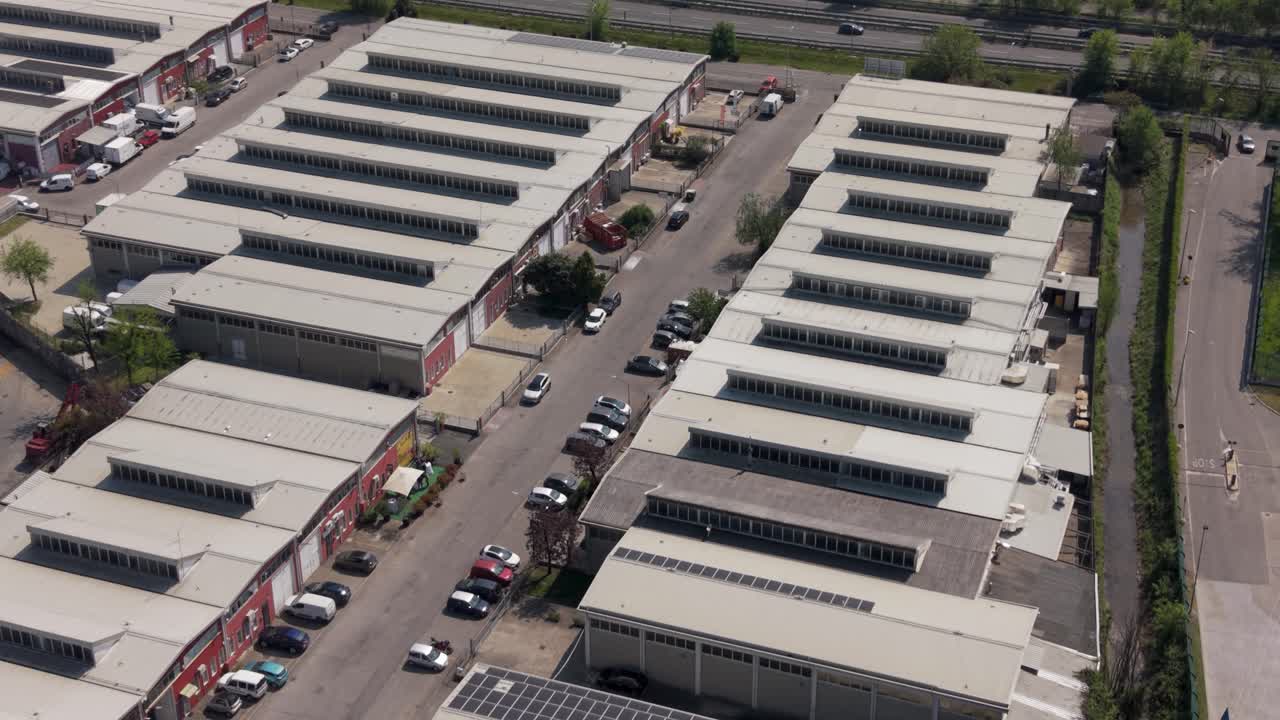 Luftfoto af et industrielt forstadslandskab i Peschiera Borromeo nær Milano, Italien