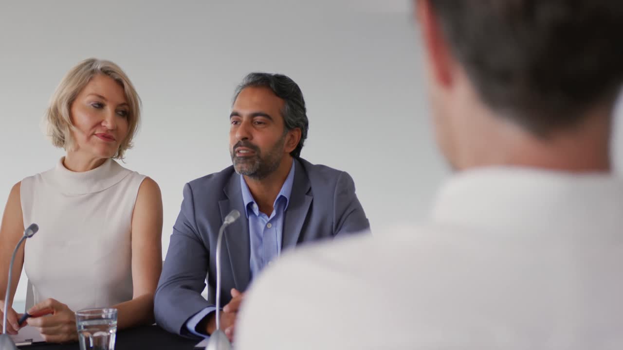 두 명의 비즈니스 대표가 회의에서 이야기하고 있습니다.