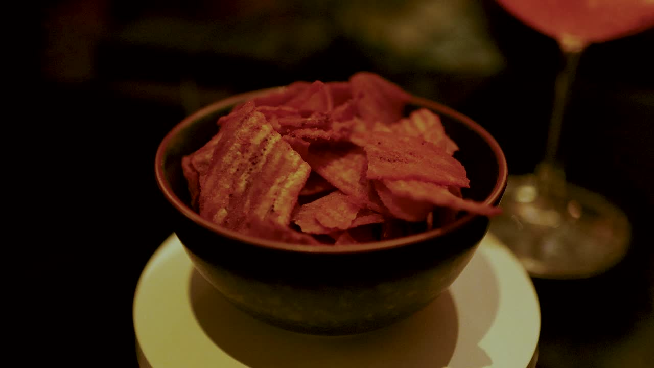 papas fritas y cócteles en una mesa en bangkok