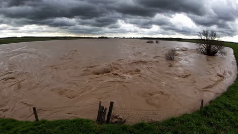paisaje fluvial inundado
