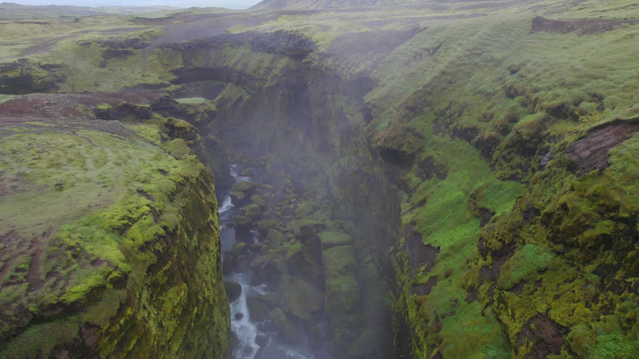 aérea sobre el terreno accidentado cerca del famoso monumento natural y atracción turística de skogafoss falls y el sendero fimmvorduhals en islandia