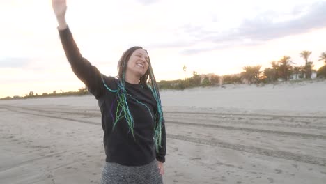 frau mit zöpfen wärmt sich am strand auf