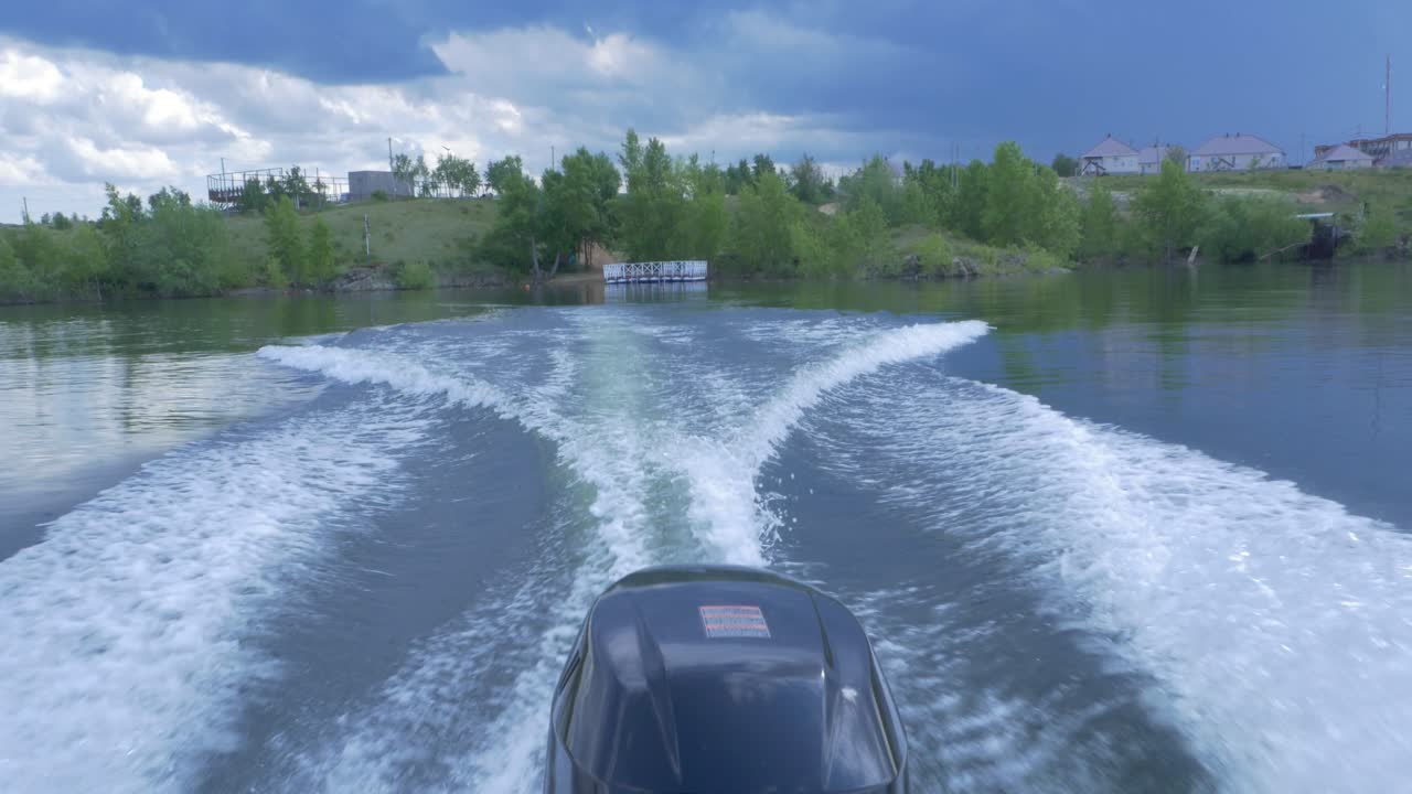 호수 에 있는 모터 보트