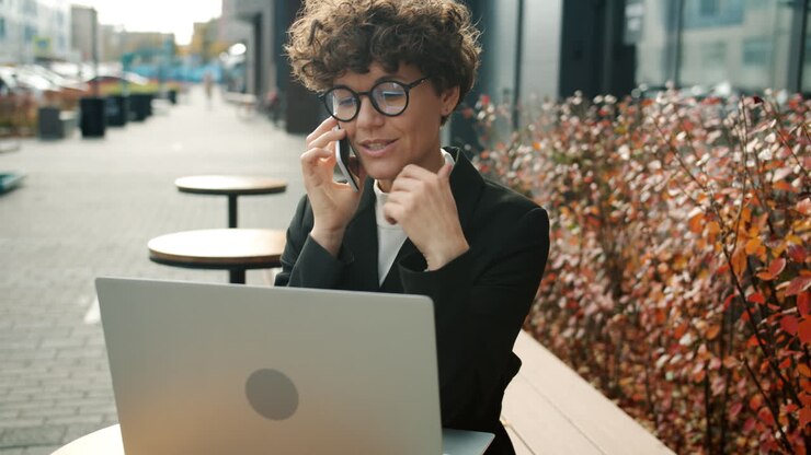 Donna d'affari che lavora all'aperto in un caffè