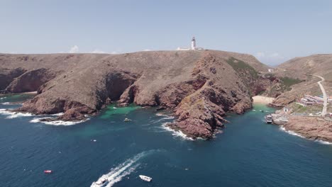 amplia vista frontal de la hermosa isla atlántica de berlengas grande