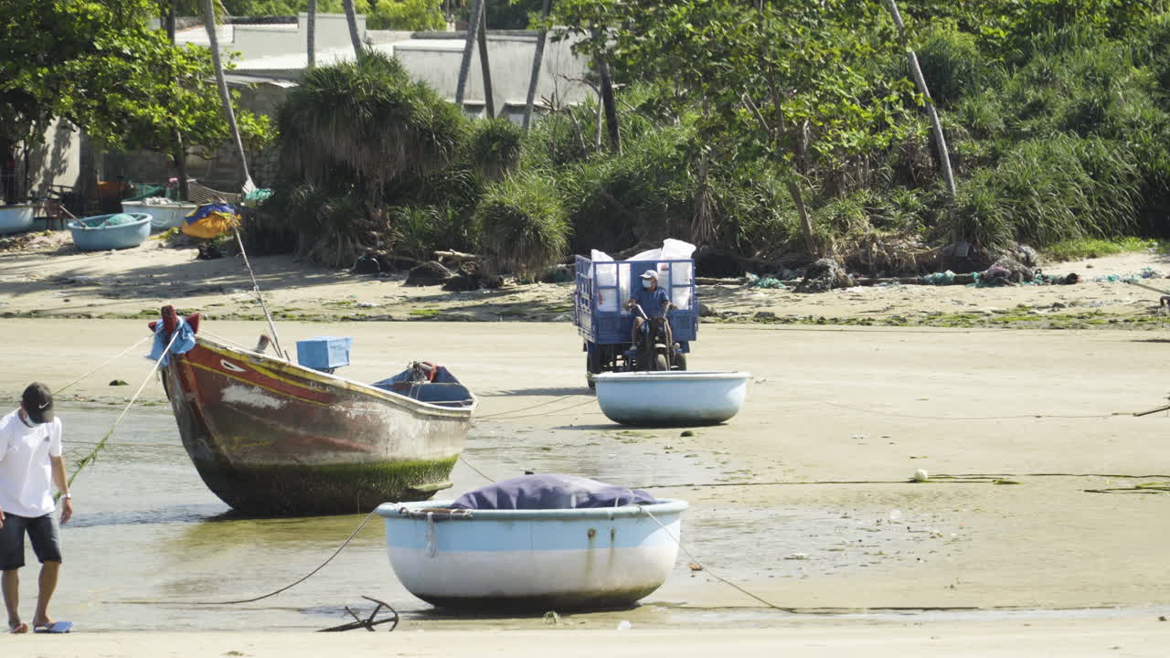 barcos de pescadores locales hechos de bañeras de plástico en la costa arenosa de vietnam