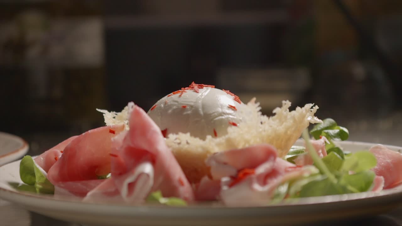 신선한 절단물 과 모차라 를 들인 애피테이저 러드