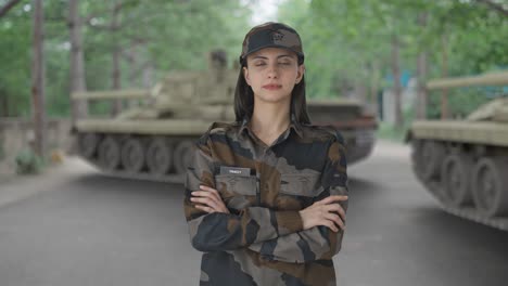 retrato de una mujer india oficial del ejército