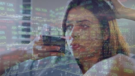 animación del procesamiento de datos financieros sobre una mujer biracial usando un teléfono inteligente