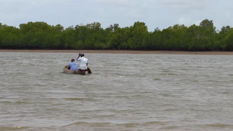 Ein-Kanuboot,-Das-Einen-See-überquert