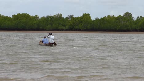 una canoa cruzando un lago
