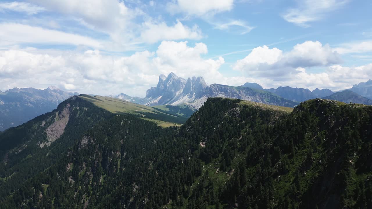panorama de un hermoso paisaje montañoso con prados verdes y bosques y montañas escarpadas en el fondo, dolomitas, italia, europa, dron