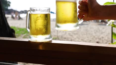 해변에서 차가운 맥주