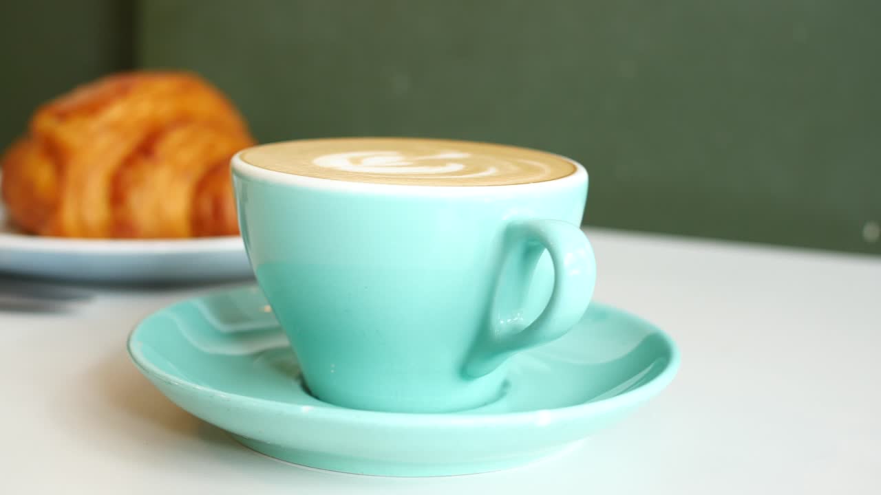 카페 테이블에 케이크 커피 , 뜨거운