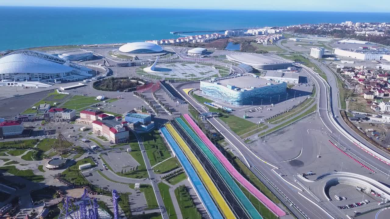 해변 에 있는 현대적 인 스포츠 및 경주 단지 의 공중 사진