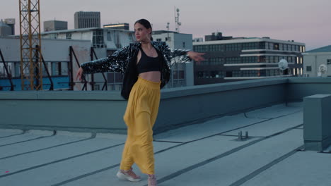 hermosa mujer bailando en el techo joven mujer brasileña realizando movimientos de danza latina en la ciudad al atardecer