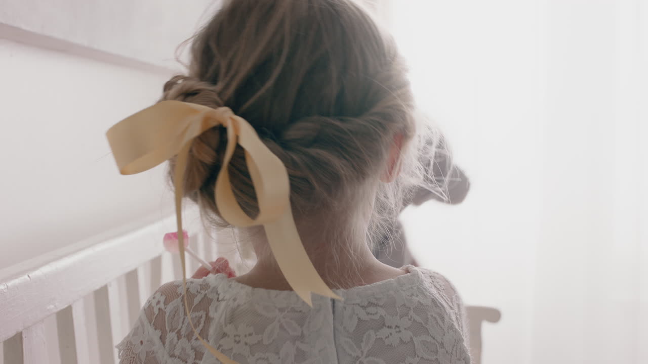 태블릿 컴퓨터를 사용하여 터치 스크린에서 그림을 그리는 아름다운 작은 소녀는 집에서 테디 베어와 함께 벤치에 앉아 창의성을 즐기고 있습니다.