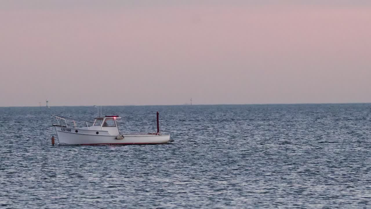 un barco moviéndose a través de las aguas tranquilas del océano
