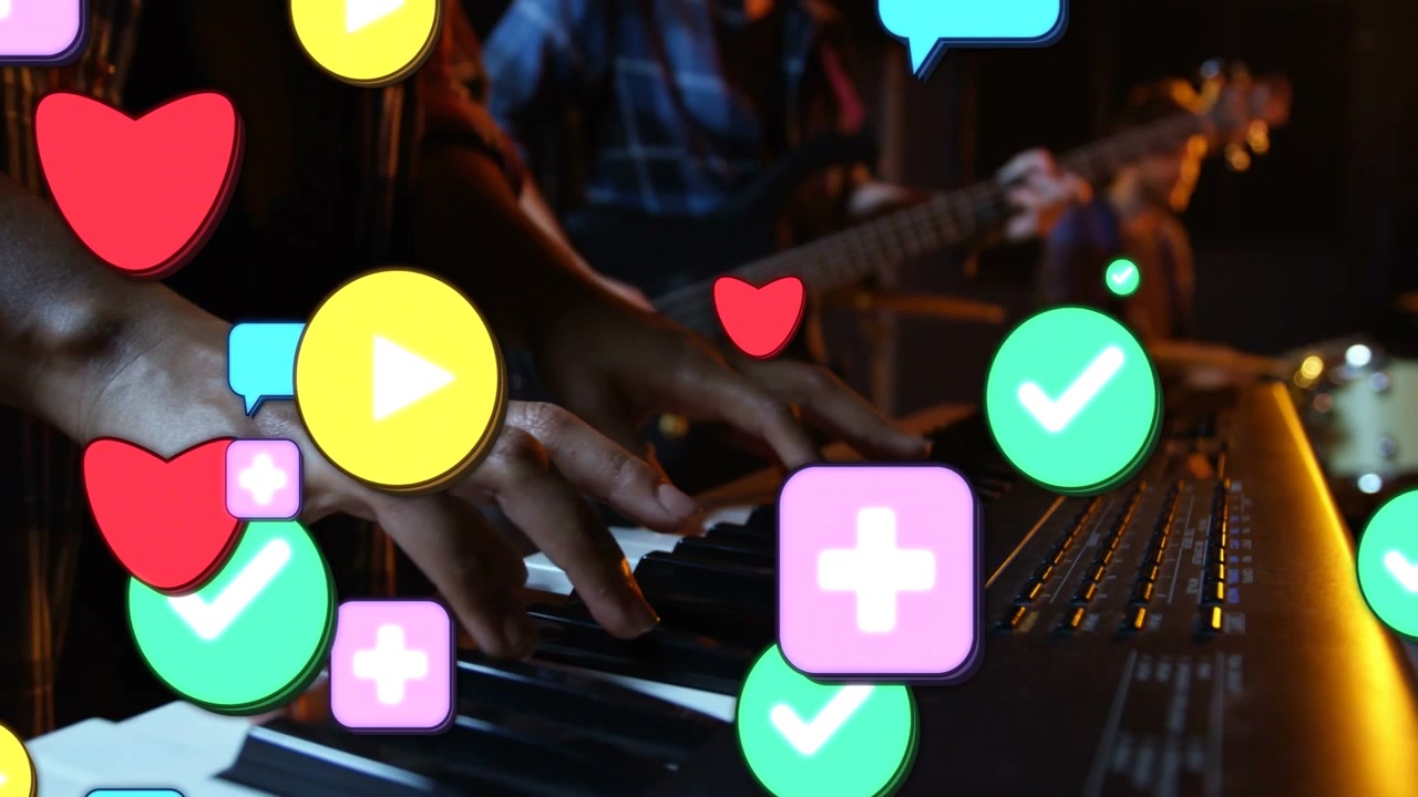 Vídeo vertical: Tecladista tocando, ícones de reação aparecendo e se acumulando sobre as teclas, mostrando engajamento.