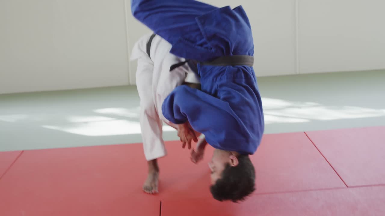 entrenamiento de judokas haciendo un randori en el tapete de judo
