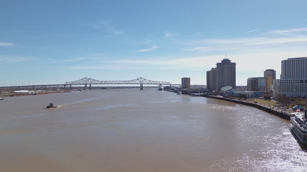 활기찬 대도시가 은 파란 하늘을 배경으로 높이 서 있었고, 고층 건물들이 조용한 강에 반사되어 활기찬 시내에서 탐험과 모험을 초대했습니다.