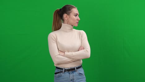 mujer nerviosa mirando a su alrededor con expresión facial preocupada en la pantalla verde. toma media de una mujer caucásica estresada se asusta en el fondo de chromakey. pánico y miedo concepto