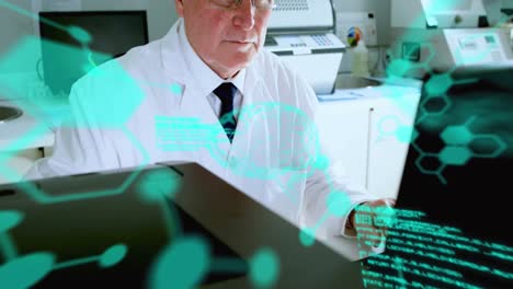 animación de procesamiento de datos médicos en científico masculino caucásico senior usando computadora en el laboratorio