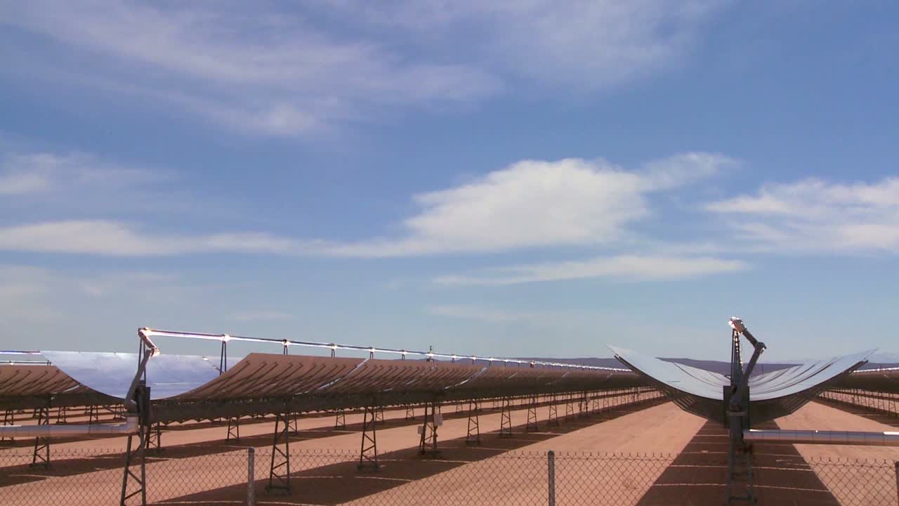lapso de tiempo de las nubes sobre una granja generadora de energía solar en el desierto 2